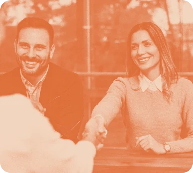 Conseillère AMP en assurance personnes avec une cliente à Pau